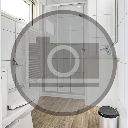 Πλωτό κατάλυμα Amazing Ship In 4*